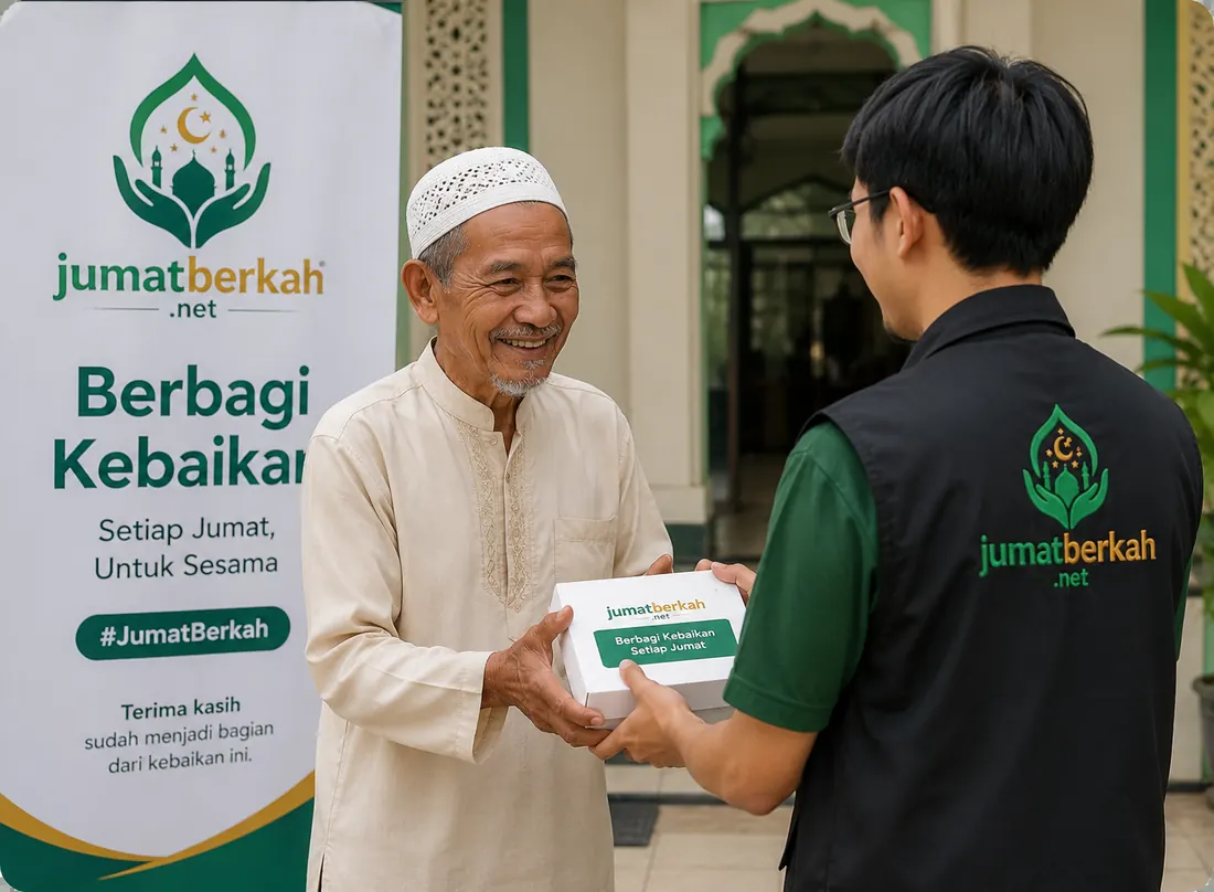 Relawan membagikan kotak makan kepada bapak di halaman masjid