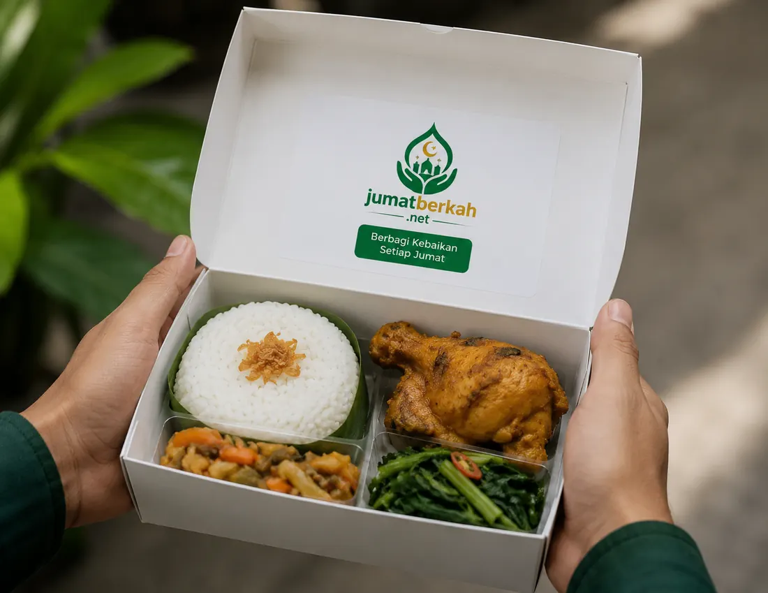 Nasi kotak Jumat Berkah berisi nasi, ayam bumbu, tumis sayur dan sambal goreng