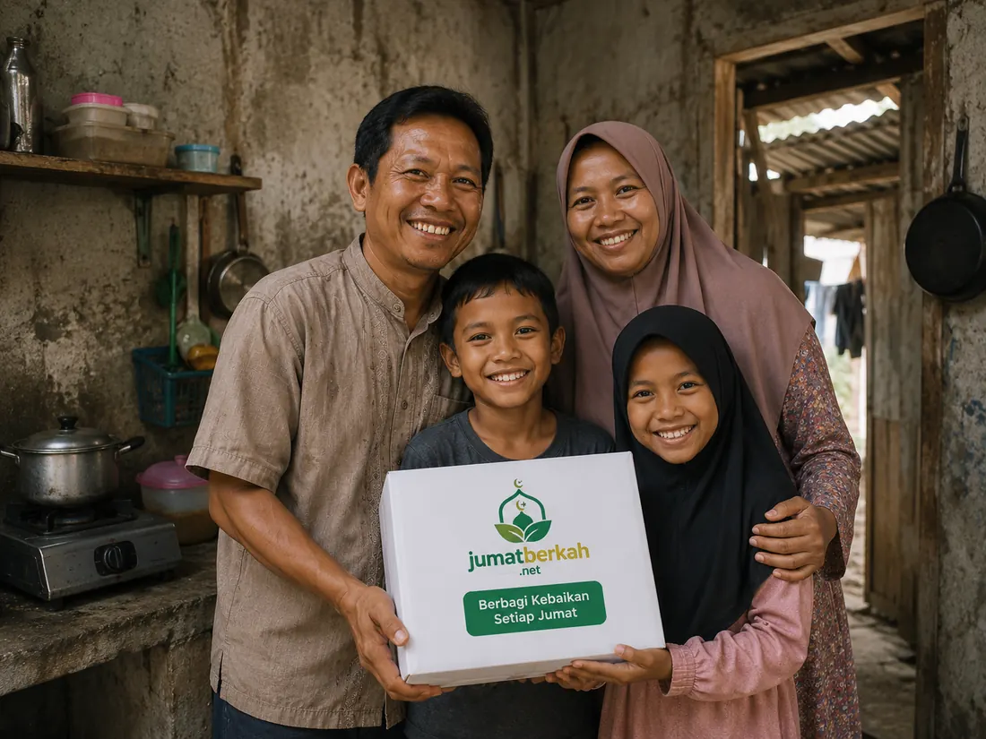 Satu keluarga penerima tersenyum bahagia memegang kotak paket berkah
